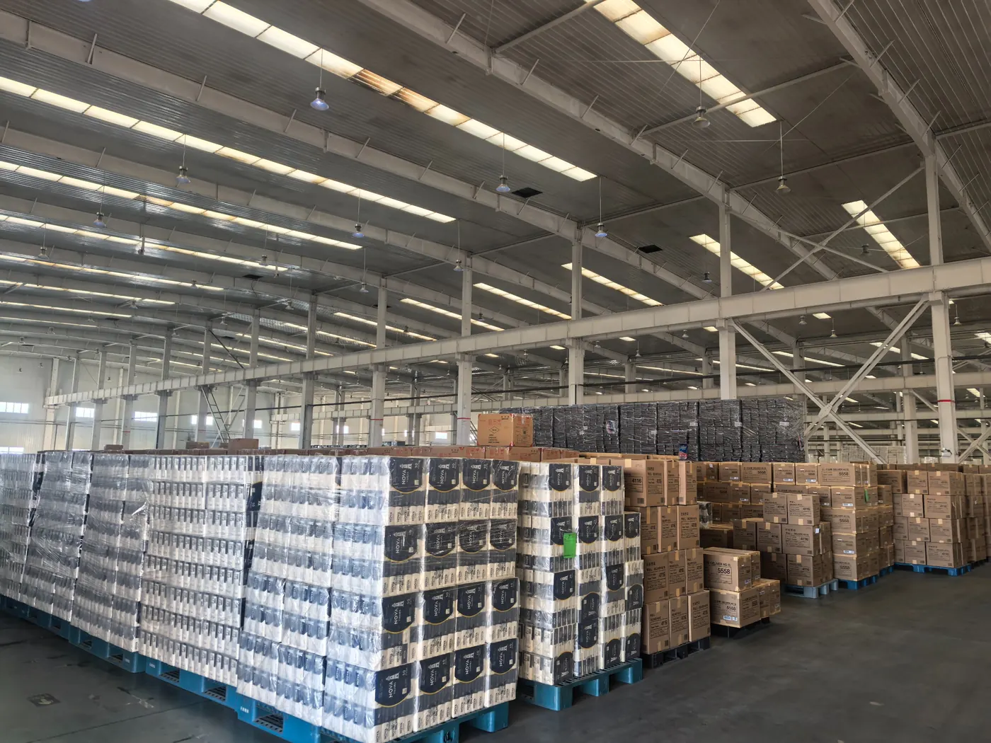 Palettes de Nova Tissues dans un grand entrepôt de distribution, prêtes à être expédiées